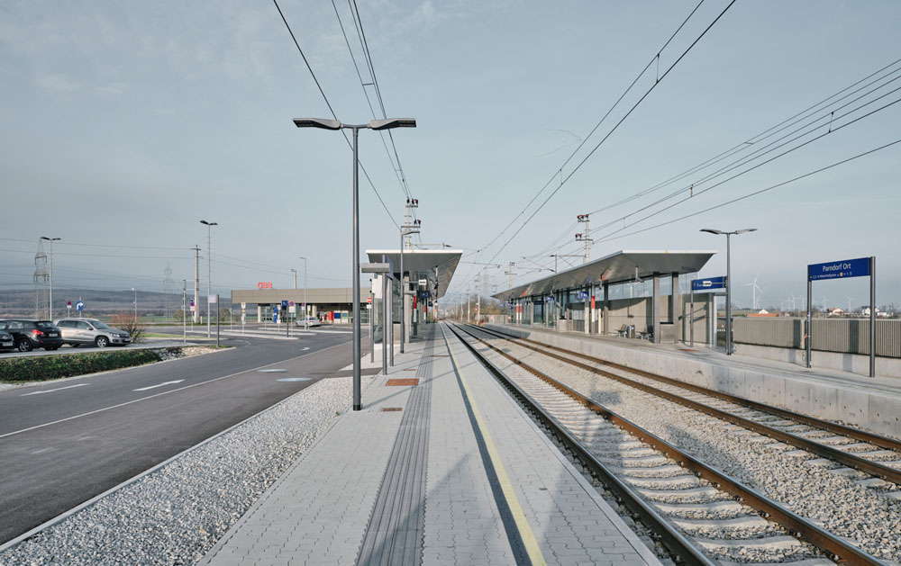 Beide überdachte Randbahnsteige der ÖBB Haltestelle Parndorf